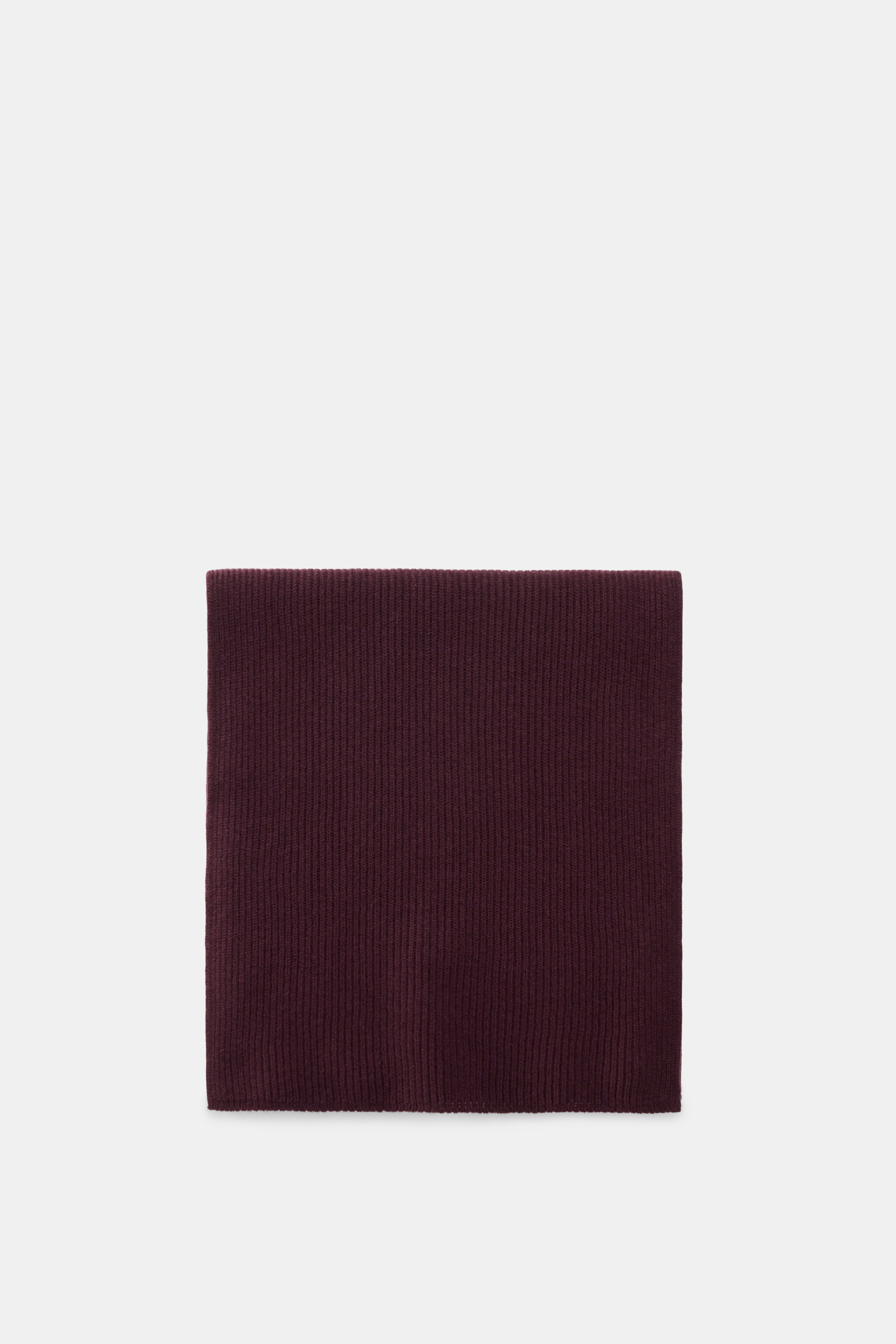 Detailaufnahme des 04651/ A trip in a bag Cashmere Schal dunkelviolett aus reinem Cashmere-Rippstrick, klassisches Patentstrickmuster, sehr weicher Griff, Maße ca. 162x32 cm, Made in Italy.