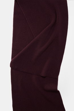 04651/ A trip in a bag Cashmere Schal dunkelviolett, klassisch im Patentstrickmuster, aus reiner Cashmere-Qualität, weich, ca. 162x32 cm, flach liegend fotografiert.