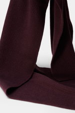 Alt-Tag (124 Zeichen): Nahaufnahme des dunkelvioletten 04651/ A trip in a bag Cashmere Schal mit klassischem Patentstrick aus feinem Rippstrick.