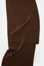 Brauner 04651/ A trip in a bag Cashmere Schal aus reinem Cashmere, weich, feines Patentstrickmuster, flach liegend fotografiert, Maße ca. 162x32 cm.