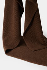 Brauner 04651/ A trip in a bag Cashmere Schal aus reinem Cashmere, weicher Griff, feines Patentstrickmuster, fotografiert in Nahaufnahme von vorne.