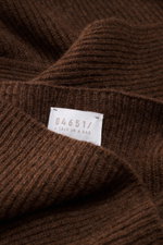04651/ A trip in a bag Cashmere Schal braun aus reinem Cashmere im klassischen Patentstrickmuster, Nahaufnahme von oben mit Label.