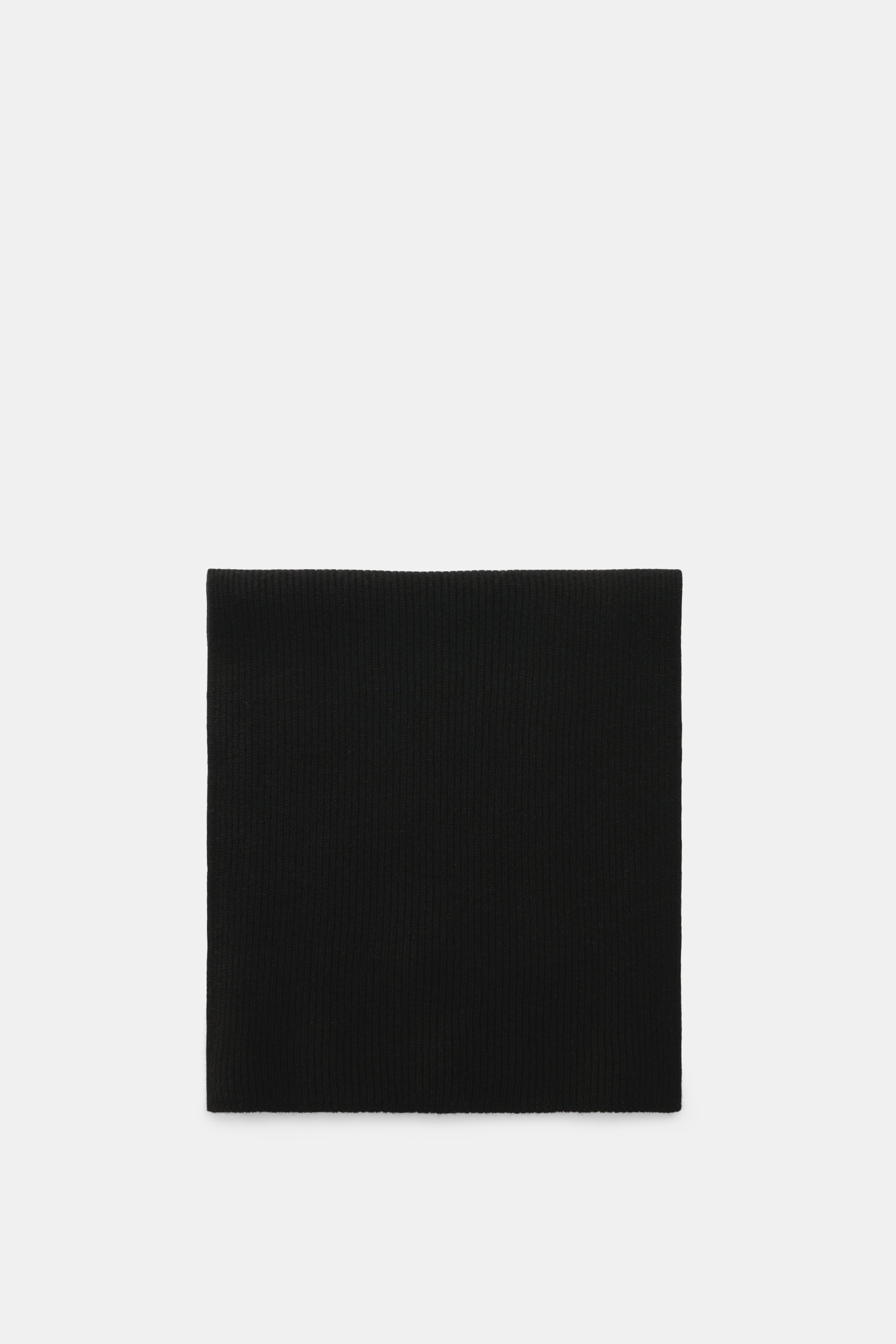 Ein von oben fotografierter 04651/ A trip in a bag Cashmere Schal schwarz, klassischer Patentstrick, reiner Cashmere, weich, Maße ca. 162x32 cm.