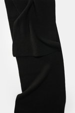Detailansicht des 04651/ A trip in a bag Cashmere Schal schwarz aus reinem Cashmere-Rippstrick mit klassischem Patentmuster, weich und edel.