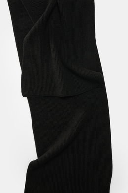 Detailansicht des 04651/ A trip in a bag Cashmere Schal schwarz aus reinem Cashmere-Rippstrick mit klassischem Patentmuster, weich und edel.