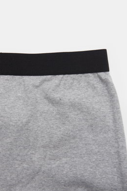 Tom Ford Boxershorts grau in Slim Fit, sportlich und schlicht, elastische Baumwolle, weicher Griff, elastischer Bund mit TOM FORD-Stitching, seitlicher Eingriff, Nahaufnahme von oben.