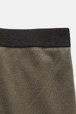 Tom Ford Boxershorts graugrün in Slim Fit, sportlich, schlicht und luxuriös, elastischer Bund mit TOM FORD-Stitching, seitlicher Eingriff, weiche Baumwolle, Detailaufnahme von oben.