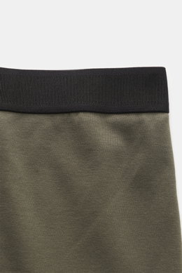 Tom Ford Boxershorts graugrün in Slim Fit, sportlich, schlicht und luxuriös, elastischer Bund mit TOM FORD-Stitching, seitlicher Eingriff, weiche Baumwolle, Detailaufnahme von oben.