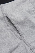 Nahaufnahme der sportlichen, schlichten Tom Ford Boxershorts grau mit seitlichem Eingriff, elastischem Bund und hochwertiger, elastischer Baumwolle.