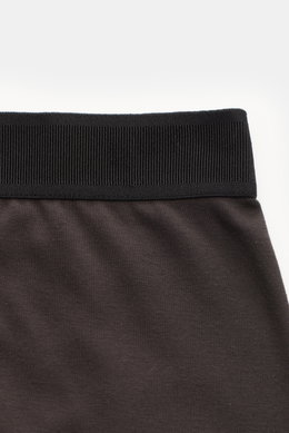 Tom Ford Boxershorts dunkelbraun aus elastischer Baumwolle, Slim Fit, seitlicher Eingriff, weicher Griff, elastischer Bund mit TOM FORD-Stitching, Nahaufnahme von oben.