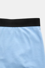 Tom Ford Boxershorts hellblau aus elastischer Baumwolle mit schwarzem Bund, seitlichem Eingriff und TOM FORD-Stitching, Slim Fit, Frontansicht.