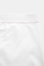 Tom Ford Boxershorts weiß, sportlich und monochrom, aus elastischer, weicher Baumwolle, Slim Fit, mit seitlichem Eingriff, elastischem Bund mit TOM FORD-Stitching, Detailaufnahme von oben.
