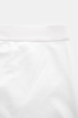Tom Ford Boxershorts weiß, sportlich und monochrom, aus elastischer, weicher Baumwolle, Slim Fit, mit seitlichem Eingriff, elastischem Bund mit TOM FORD-Stitching, Detailaufnahme von oben.