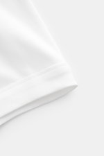 Alt-Tag (124 Zeichen): Detailaufnahme der weißen Tom Ford Boxershorts aus elastischer Baumwolle mit seitlichem Eingriff und edlem Bund-Stitching.