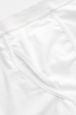 Tom Ford Boxershorts weiß in Slim Fit, sportlich und monochrom, aus elastischer Baumwolle mit weichem Griff, seitlichem Eingriff, elastischem Bund mit TOM FORD-Stitching, Nahaufnahme von oben.