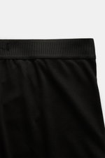 Tom Ford Boxershorts schwarz, sportlich und monochrom, Detailaufnahme des elastischen Bundes mit TOM FORD-Stitching aus weicher, elastischer Baumwolle.