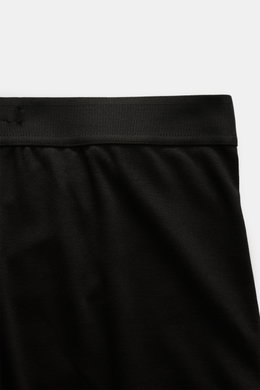 Tom Ford Boxershorts schwarz, sportlich und monochrom, Detailaufnahme des elastischen Bundes mit TOM FORD-Stitching aus weicher, elastischer Baumwolle.