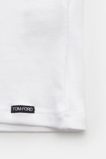 Close-up front angle of Tom Ford Rundhals-Unterhemd weiß, a clean basic white T-shirt with round neckline, elastic cotton, soft touch, extra slim fit, and small TOM FORD web label at hem.