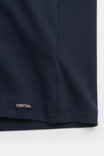 Close-up front view of the Tom Ford Rundhals-Unterhemd navy showing the fabric texture and small label patch at the hem. Jersey aus Baumwolle, komfortabler Stretch-Anteil, weicher, leichter Griff, Extra Slim Fit, Rundhalsausschnitt, kleines Label-Patch am