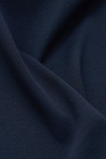 Close-up front view of the Tom Ford Rundhals-Unterhemd navy, showcasing jersey aus Baumwolle, komfortabler Stretch-Anteil, weicher, leichter Griff, Extra Slim Fit, Rundhalsausschnitt, and kleines Label-Patch am Saum.