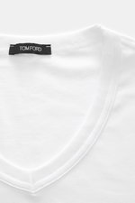 Close-up front view of the Tom Ford V-Neck Unterhemd schwarz in white, showing the V-neckline and black brand label. Jersey aus Baumwolle, komfortabler Stretch-Anteil, sehr weicher Griff, Extra Slim Fit, V-Ausschnitt, kleines Weblabel am Saum.
