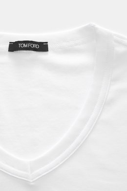 Close-up front view of the Tom Ford V-Neck Unterhemd schwarz in white, showing the V-neckline and black brand label. Jersey aus Baumwolle, komfortabler Stretch-Anteil, sehr weicher Griff, Extra Slim Fit, V-Ausschnitt, kleines Weblabel am Saum.