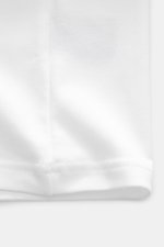 Close-up view of the hem of the Tom Ford V-Neck Unterhemd schwarz showing jersey aus Baumwolle, komfortabler Stretch-Anteil, sehr weicher Griff, Extra Slim Fit, V-Ausschnitt, and kleines Weblabel am Saum.