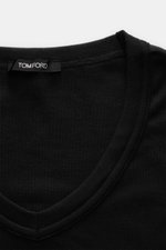 Close-up front view of the Tom Ford V-Neck Unterhemd navy showing the V-neckline and Tom Ford label, made of jersey aus Baumwolle, komfortabler Stretch-Anteil, sehr weicher Griff, Extra Slim Fit, V-Ausschnitt, kleines Weblabel am Saum.