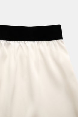 Tom Ford Seiden-Boxershorts offwhite in Slim Fit, Detailaufnahme von oben, edle Seide mit elastischem Samt-Bund und seitlichem Eingriff.