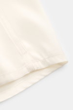Nahaufnahme der Tom Ford Seiden-Boxershorts offwhite, zeigt seitlichen Eingriff, edle Seide, Slim Fit und elastischen Samt-Bund.