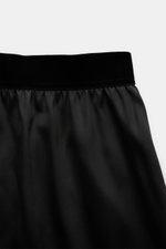 Tom Ford Seiden-Boxershorts schwarz in Nahaufnahme von oben, edle Seide, weicher Samt-Bund mit Logo, Slim Fit, seitlicher Eingriff.