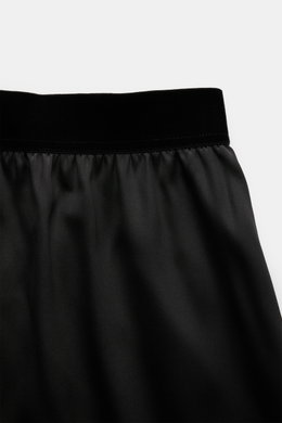 Tom Ford Seiden-Boxershorts schwarz in Nahaufnahme von oben, edle Seide, weicher Samt-Bund mit Logo, Slim Fit, seitlicher Eingriff.