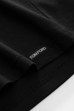 Close-up shot of the Tom Ford Rundhals-Unterhemd schwarz showing fine stitching and small TOM FORD label at the hem.

Description: <p>Cleanes Basic mit Rundhalsausschnitt: Das komfortable T-Shirt aus hochwertiger Baumwoll-Modal-Mischung vom Luxus-Label TO