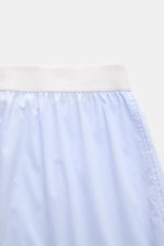 Tom Ford Boxershorts hellblau/weiß gestreift, Slim Fit mit elastischem Bund, feinem Streifenmuster aus Baumwolle und Microfaser, seitlicher Eingriff, von oben fotografiert.