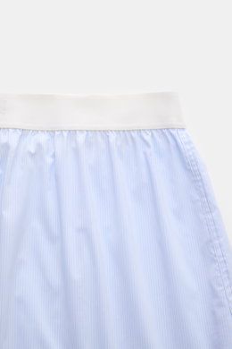 Tom Ford Boxershorts hellblau/weiß gestreift, Slim Fit mit elastischem Bund, feinem Streifenmuster aus Baumwolle und Microfaser, seitlicher Eingriff, von oben fotografiert.