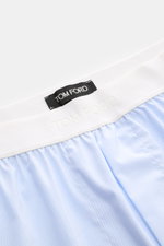 Tom Ford Boxershorts hellblau/weiß gestreift, Slim Fit, mit elastischem Bund und Logo, feines Streifenmuster, seitlicher Eingriff, Nahaufnahme oben.