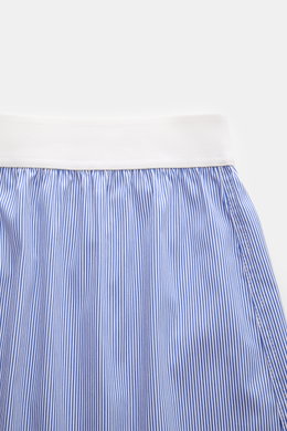 Tom Ford Boxershorts dunkelblau/weiß gestreift, slim fit, aus elastischer Baumwolle mit feinem Streifenmuster, elastischer Bund mit Logo, seitlicher Eingriff, Nahaufnahme von oben.