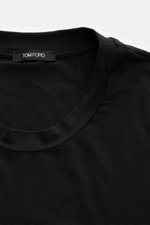 Close-up front view of Tom Ford Rundhals-Unterhemd weiß, a black T-shirt with round neckline, soft cotton-modal blend, regular fit, and small TOM FORD label on the hem.

Description: <p>Cleanes Basic mit Rundhalsausschnitt: Das komfortable T-Shirt aus hoc