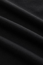 Close-up of black fabric texture photographed from a diagonal top-down perspective, highlighting the soft material of the Tom Ford Rundhals-Unterhemd weiß.

Description: <p>Cleanes Basic mit Rundhalsausschnitt: Das komfortable T-Shirt aus hochwertiger Bau