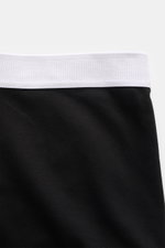 Nahaufnahme der oberen Partie der Tom Ford Boxershorts 2er-Set schwarz, seitliche Perspektive auf den weißen elastischen Bund mit TOM FORD-Stitching, sportlich, schlicht und luxuriös, reine Baumwolle, glatter Griff, Slim Fit, seitlicher Eingriff.