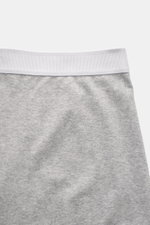 Nahaufnahme der graumelierten Tom Ford Boxershorts 2er-Set von oben, elastischer Bund mit weißem TOM FORD-Stitching, Slim Fit, reine Baumwolle, glatter Griff, seitlicher Eingriff, sportlich, schlicht und luxuriös.
