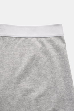 Nahaufnahme der graumelierten Tom Ford Boxershorts 2er-Set von oben, elastischer Bund mit weißem TOM FORD-Stitching, Slim Fit, reine Baumwolle, glatter Griff, seitlicher Eingriff, sportlich, schlicht und luxuriös.