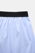 Tom Ford Boxershorts hellblau aus reiner Baumwolle mit schwarzem elastischem Bund und seitlichem Eingriff, glatt, Slim Fit, Frontansicht.