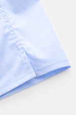Nahaufnahme der hellblauen Tom Ford Boxershorts im Slim Fit, seitlicher Eingriff, glatter Baumwollstoff, sportlich schlicht mit elastischem Bund und TOM FORD-Stitching.