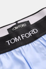 Tom Ford Boxershorts hellblau aus reiner Baumwolle, Slim Fit, glatter Griff, elastischer Bund mit TOM FORD-Stitching, seitlicher Eingriff, Nahaufnahme Bund.
