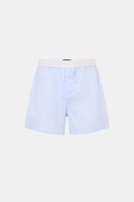 Tom Ford Boxershorts hellblau/weiß gestreift, slim fit, feines Streifenmuster, elastischer Bund mit Logo, seitlicher Eingriff, frontal fotografiert.