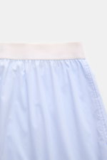 Tom Ford Boxershorts hellblau/weiß gestreift, sportlich slim fit, elastischer Bund mit Logo, seitlicher Eingriff, feines Streifenmuster, Detailansicht von oben.