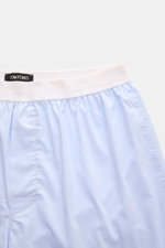 Nahe Aufnahme der Tom Ford Boxershorts hellblau/weiß gestreift mit elastischem weißen Bund und seitlichem Eingriff, Slim Fit, feines Streifenmuster, leichte Baumwolle.
