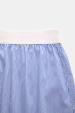 Tom Ford Boxershorts dunkelblau/weiß gestreift, Slim Fit mit elastischem weißen Bund, feines Streifenmuster aus Baumwolle und Microfaser, Nahaufnahme von oben.