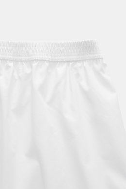 Tom Ford Boxershorts weiß, nah fotografiert von oben, sportlich, schlicht, luxuriös, reine Baumwolle, glatter Griff, Slim Fit, elastischer Bund, seitlicher Eingriff